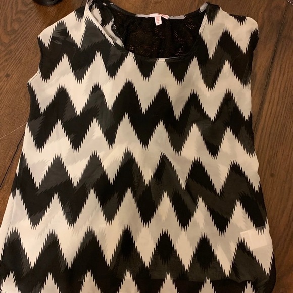 Woman’s top - Picture 1 of 2